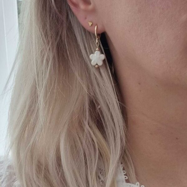 oorbellen wit bloemetje