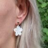Oorbellen bloem wit