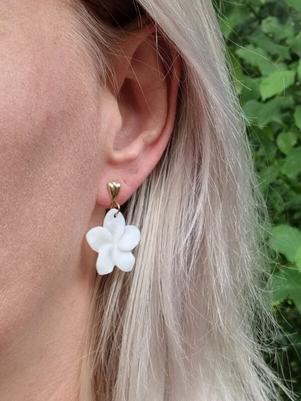 Oorbellen bloem wit